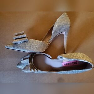 Betsey Johnson Bow Pump